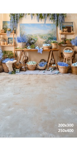 Tło fotograficzne „Niebieskie wiosenne atelier z malarską sceną i koszami pisanek” | E618